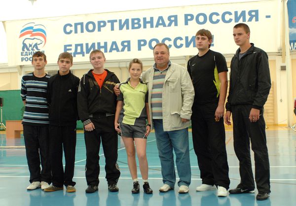 Геннадий Шипулин на спортивном мероприятии в одной из школ Белгородской области